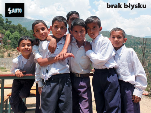  W kompaktach najcz�ciej mo�emy wybra� jedn� z&nbsp;czterech funkcji wyzwalania lampy b�yskowej: auto &ndash; lampa w��cza si� automatycznie, gdy mamy niewystarczaj�ce warunki o�wietleniowe), fill-in (lampa w��czona na&nbsp;sta�e, tak zwany b�ysk wymuszony, maj�cy na&nbsp;celu roz�wietlenie pierwszego planu zdj�ciowego; przyk�ad zastosowania tego trybu przedstawiaj� powy�sze zdj�cia), synchronizacja z&nbsp;d�ugimi czasami otwarcia migawki (aparat dobiera d�ugi czas na�wietlania w&nbsp;celu rejestracji t�a przy fotografowaniu w&nbsp;nocy, a&nbsp;nast�pnie wyzwala b�ysk do�wietlaj�cy przedni plan), lampa wy��czona.